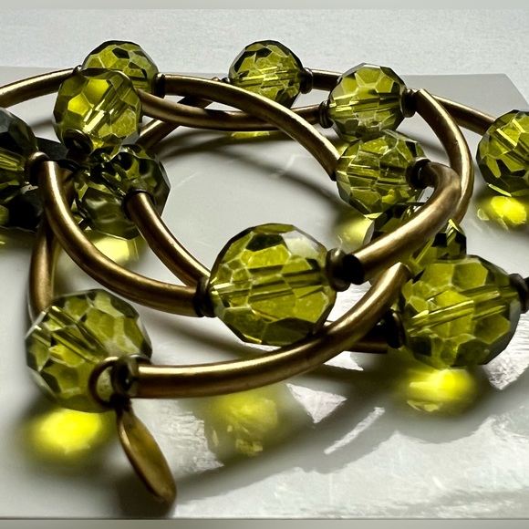 🦚Set of 3 Peridot Color Faceted Glass Bead Stretch Bracelets with Brass Tone - Picture 4 of 5